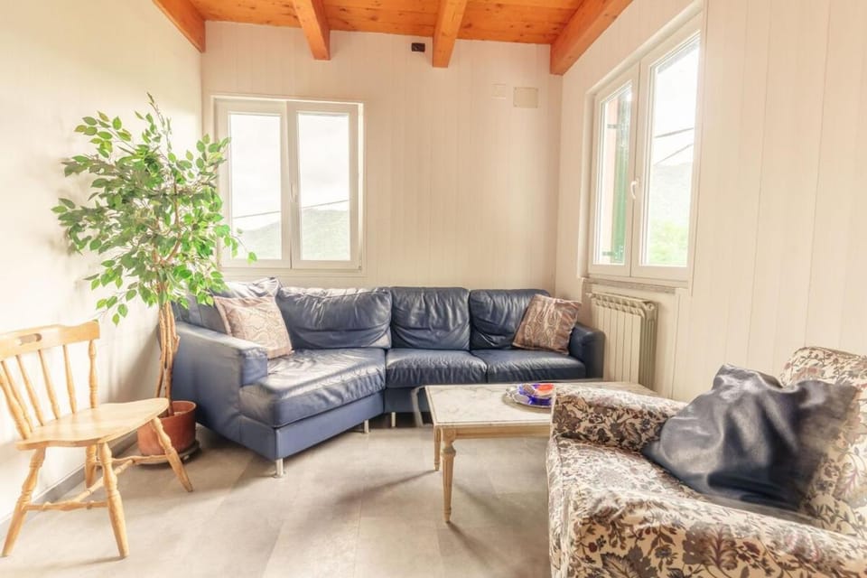 8 beds- surrounded by greenery with parking House in Liguria