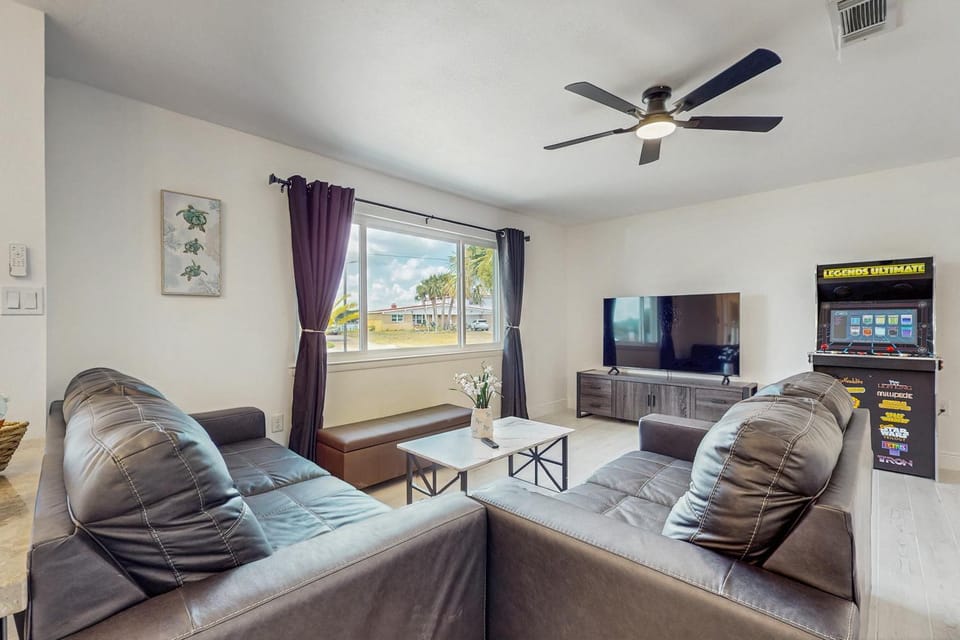 Steps to Sea! Coastal Escape in Fort Walton Beach House in Okaloosa Island