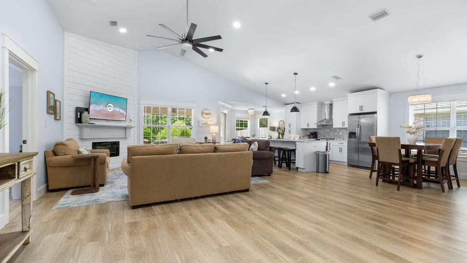 Spacious Laid-Back Hideaway Pets Allowed Enjoy Back Yard Modern Fixtures Plus Free Daily Activity Tickets House in Orange Beach