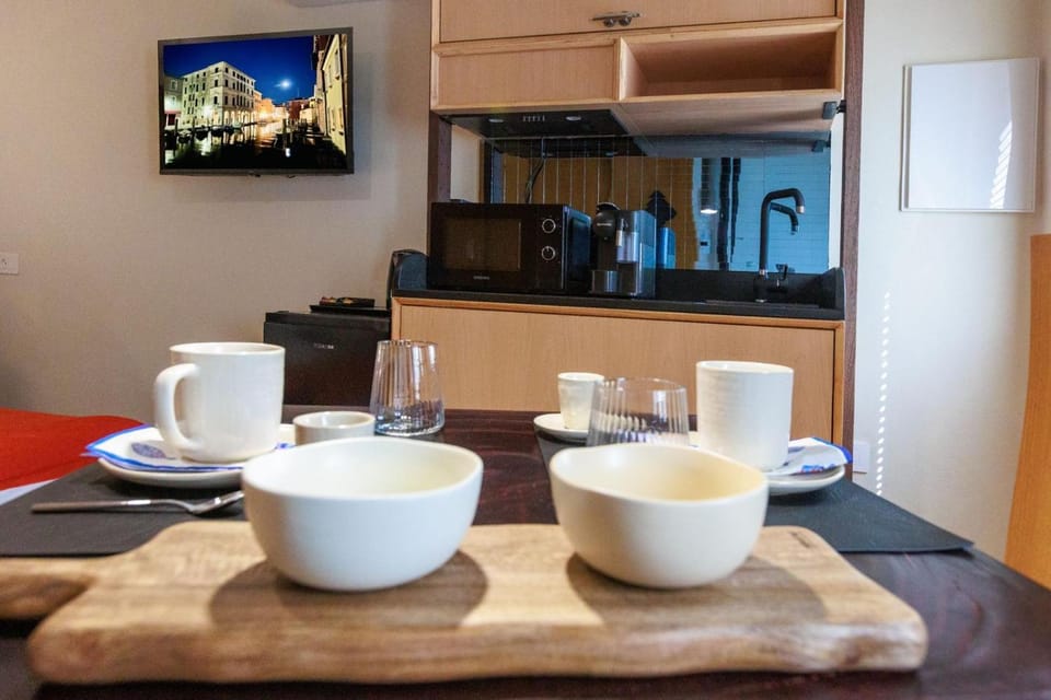 TV and multimedia, Coffee/tea facilities, Dining area