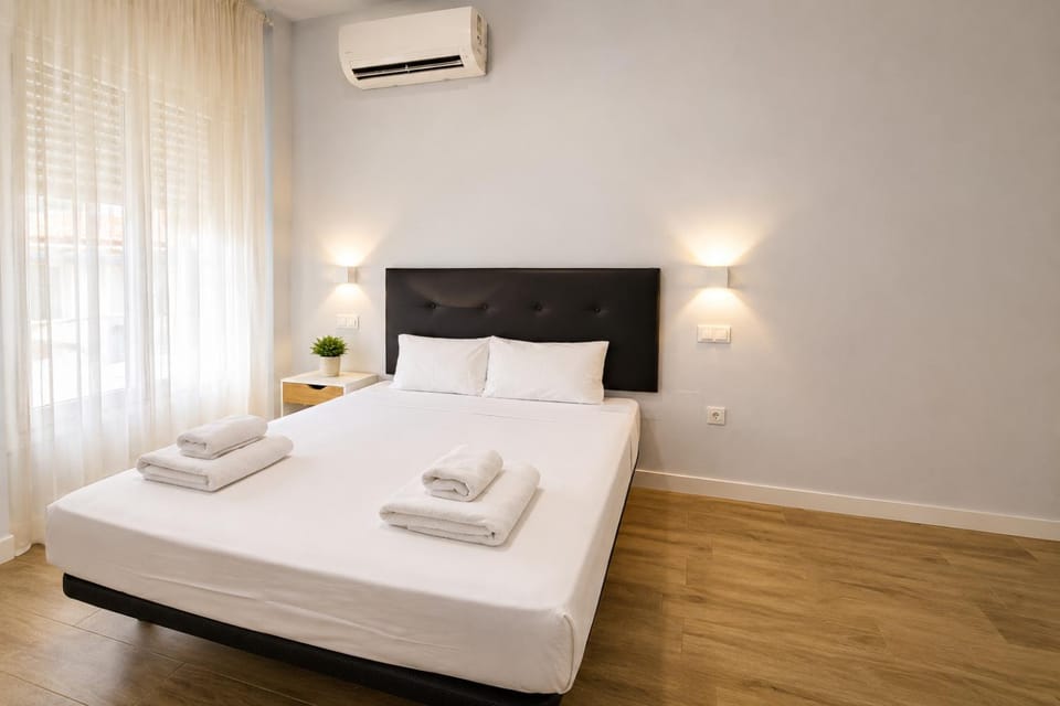 Bed, Bedroom, towels
