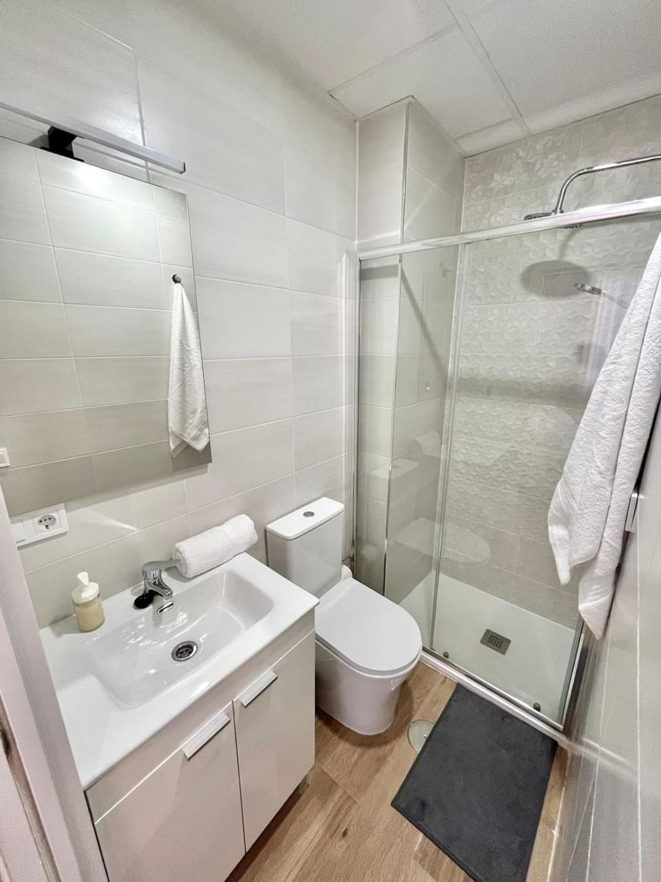 Shower, Toilet, Bathroom, towels