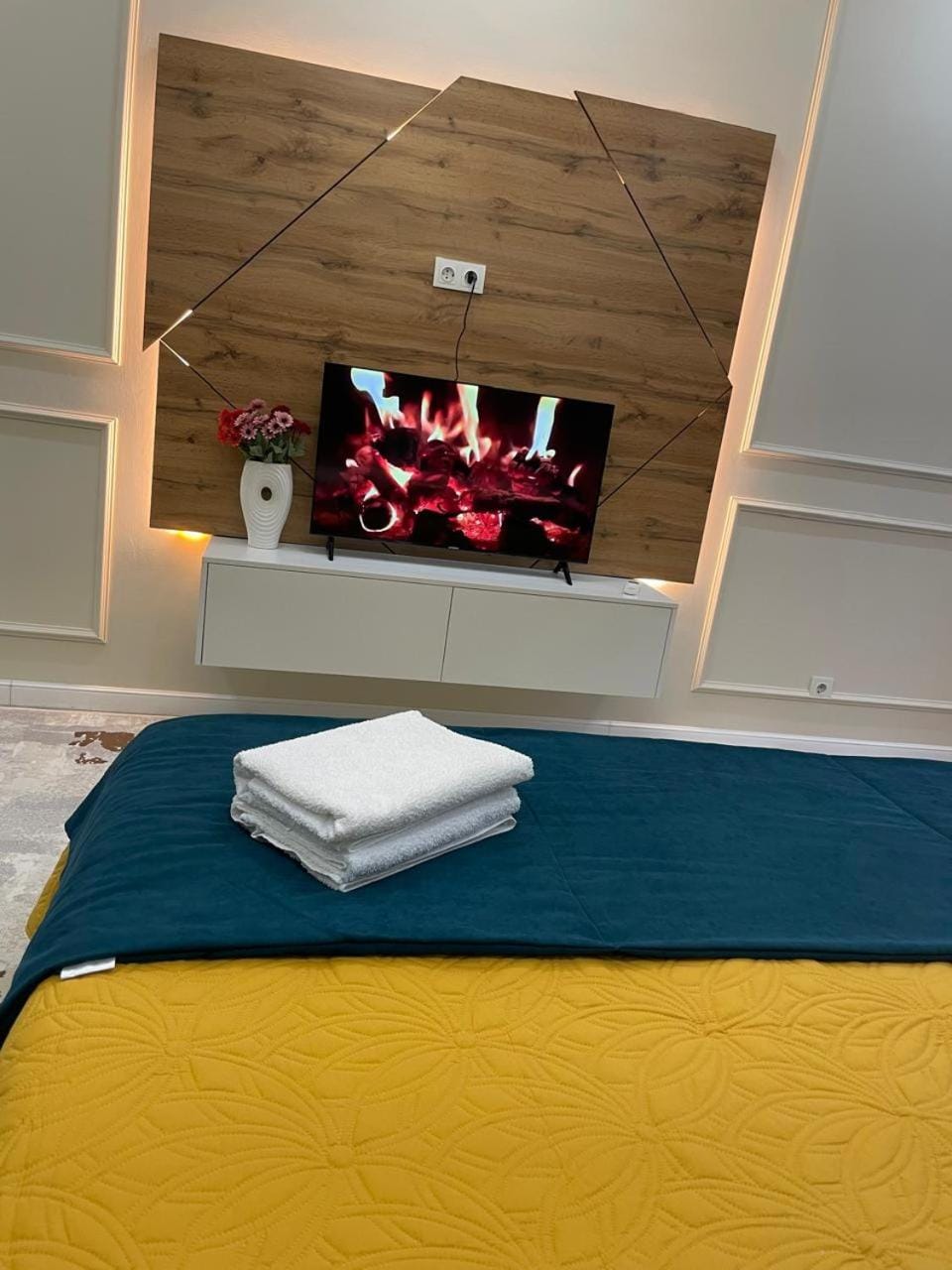 Bed, TV and multimedia, towels