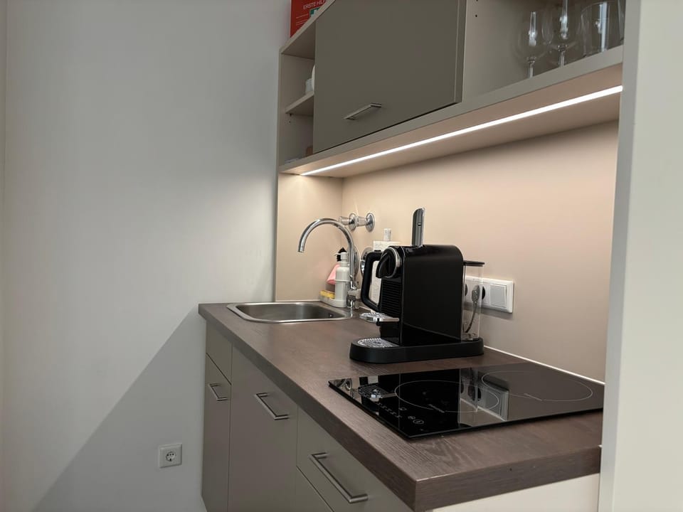 Coffee/tea facilities, Kitchen or kitchenette, stove, toaster