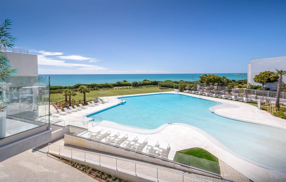 Day, Natural landscape, Pool view, Sea view, Swimming pool, sunbed