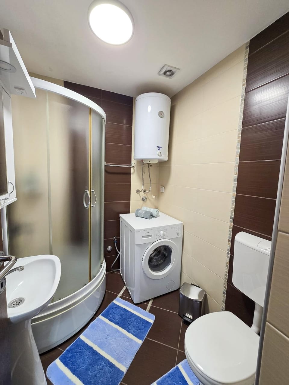 Shower, Toilet, Bathroom, towels, washing machine