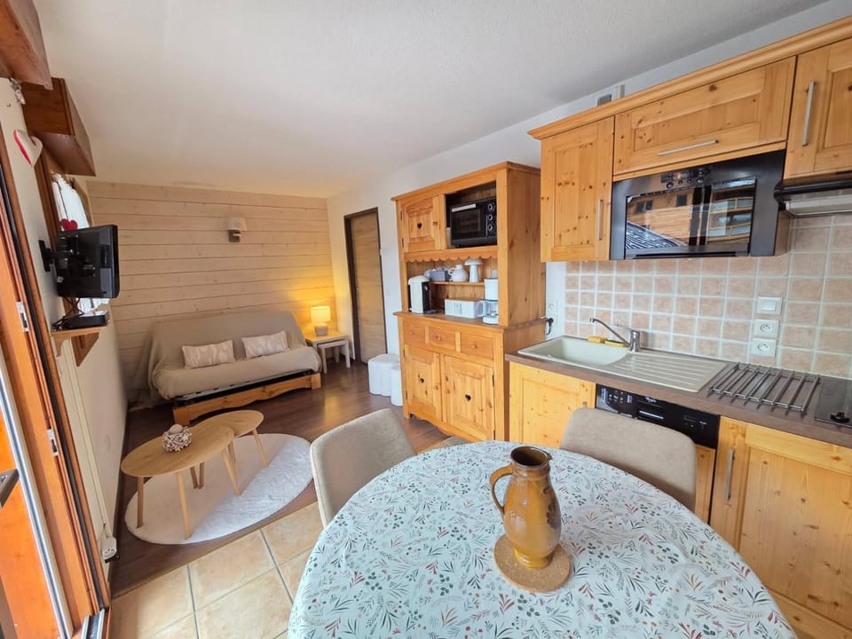 TV and multimedia, Kitchen or kitchenette, Living room, Seating area, Dining area, stove
