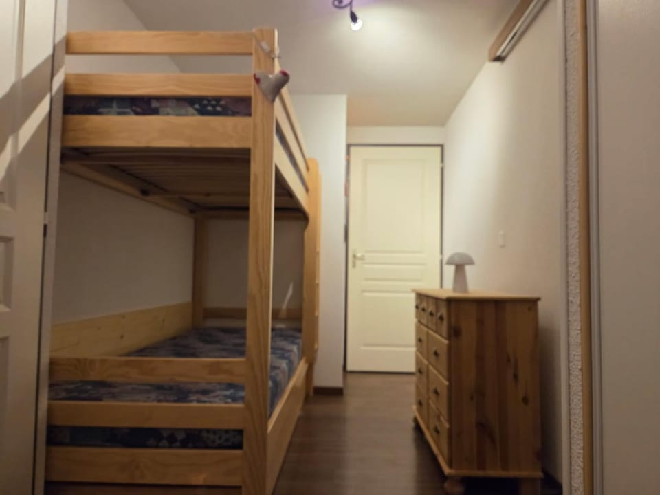 Bedroom, bunk bed