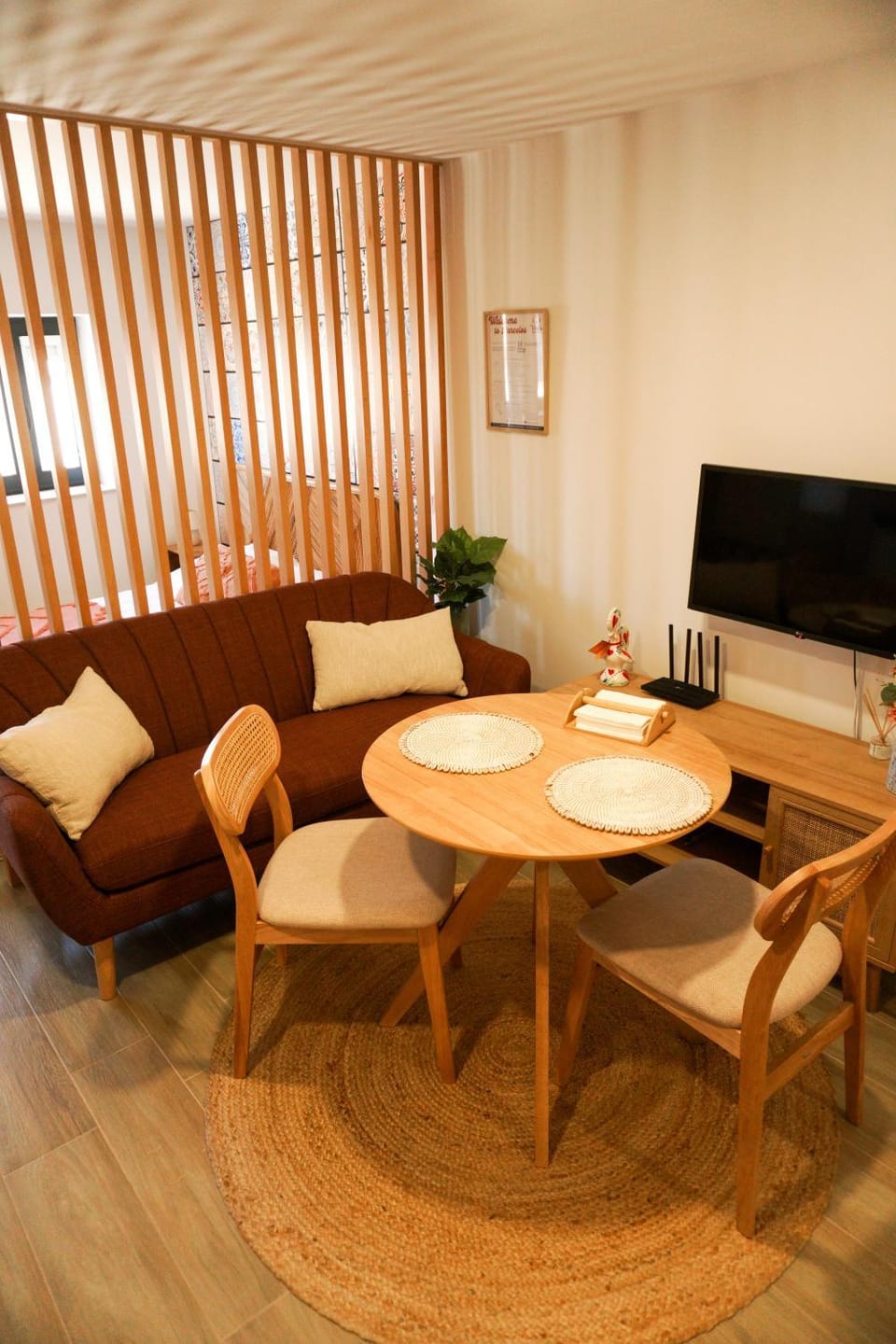 TV and multimedia, Living room, Seating area, Dining area