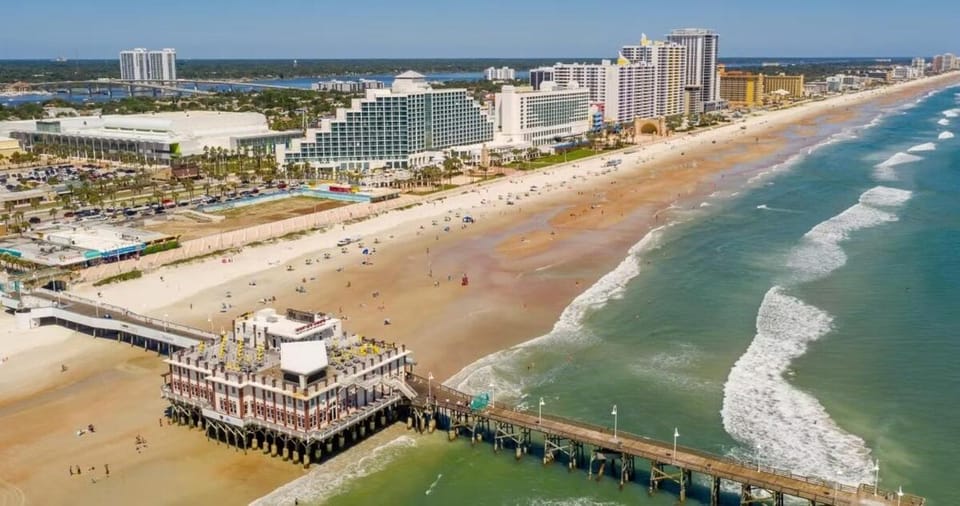Blue Wave Retreat on beach Strip Apartment in Florida