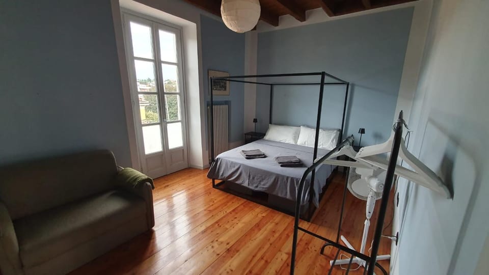 Photo of the whole room, Bedroom, towels