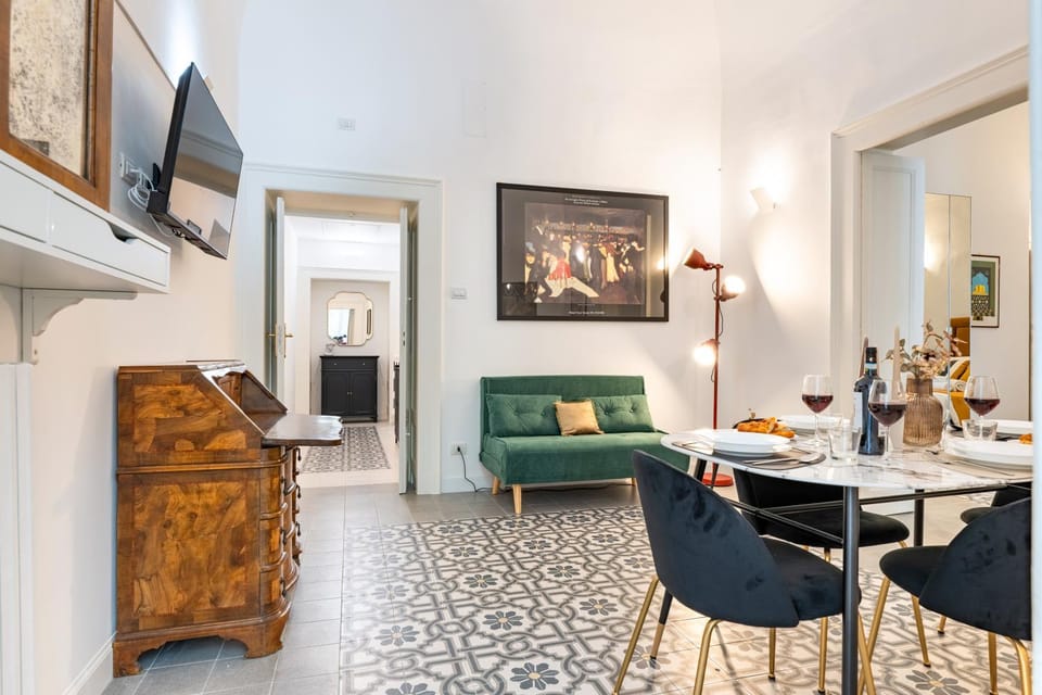 TV and multimedia, Living room, Seating area, Dining area
