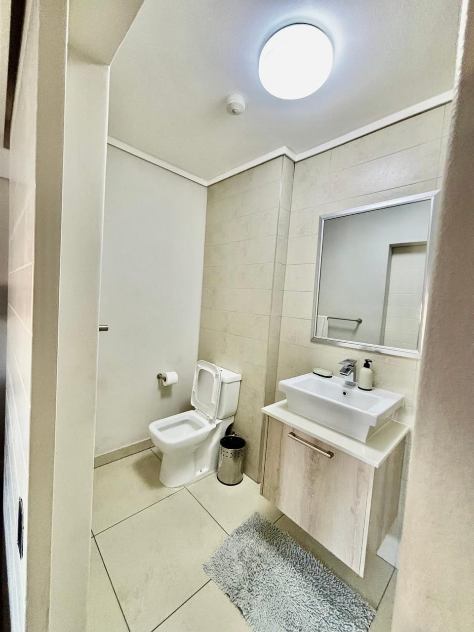 Luxe Waters Edge apt next to Canal Walk Apartment in Cape Town