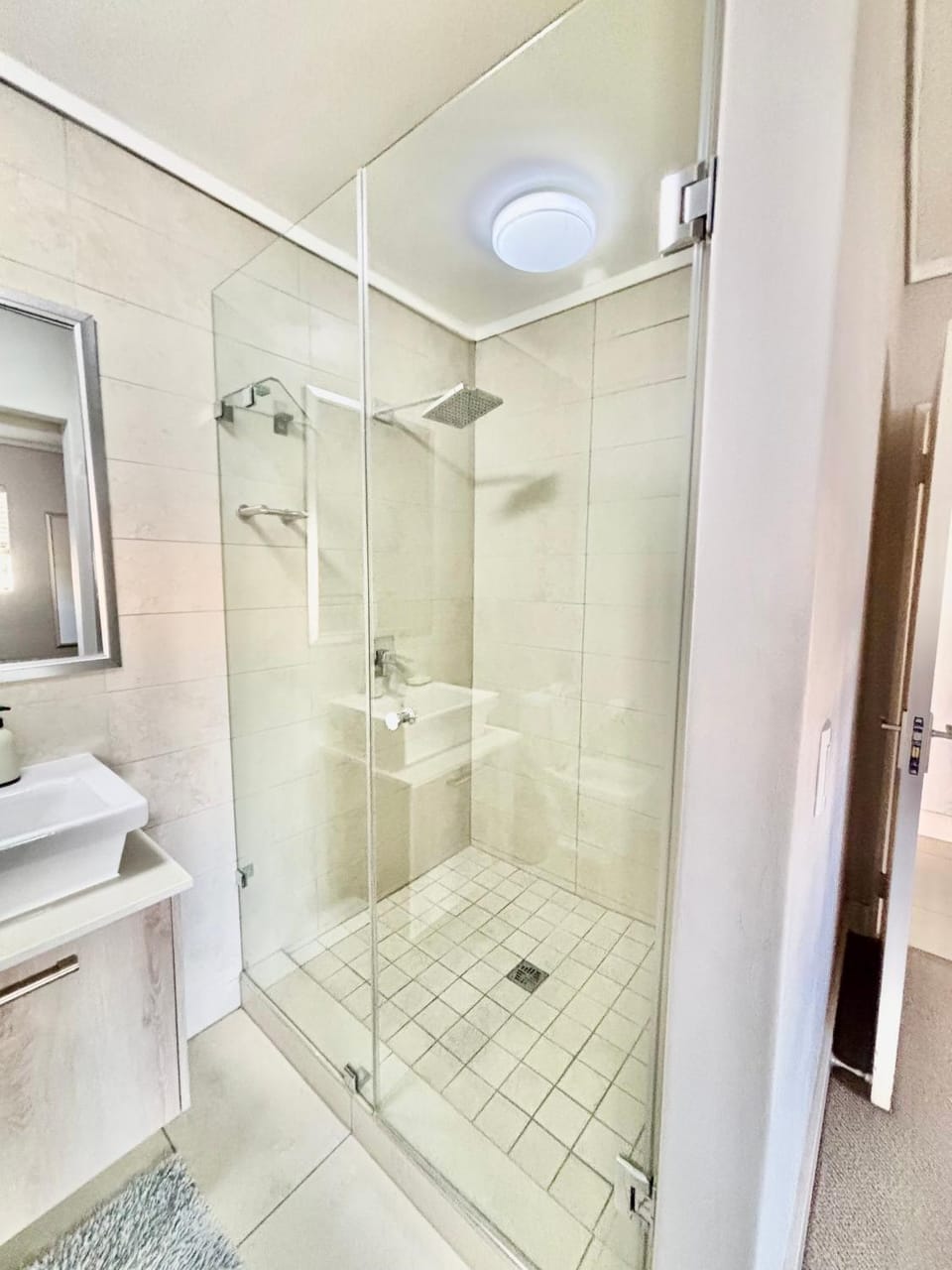 Luxe Waters Edge apt next to Canal Walk Apartment in Cape Town