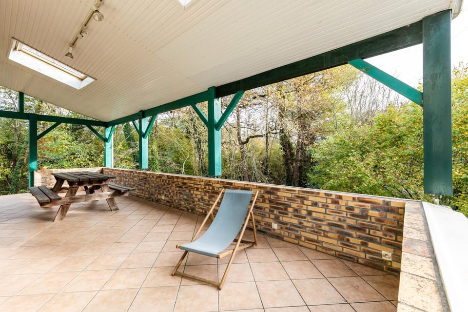 Property building, Balcony/Terrace, Living room