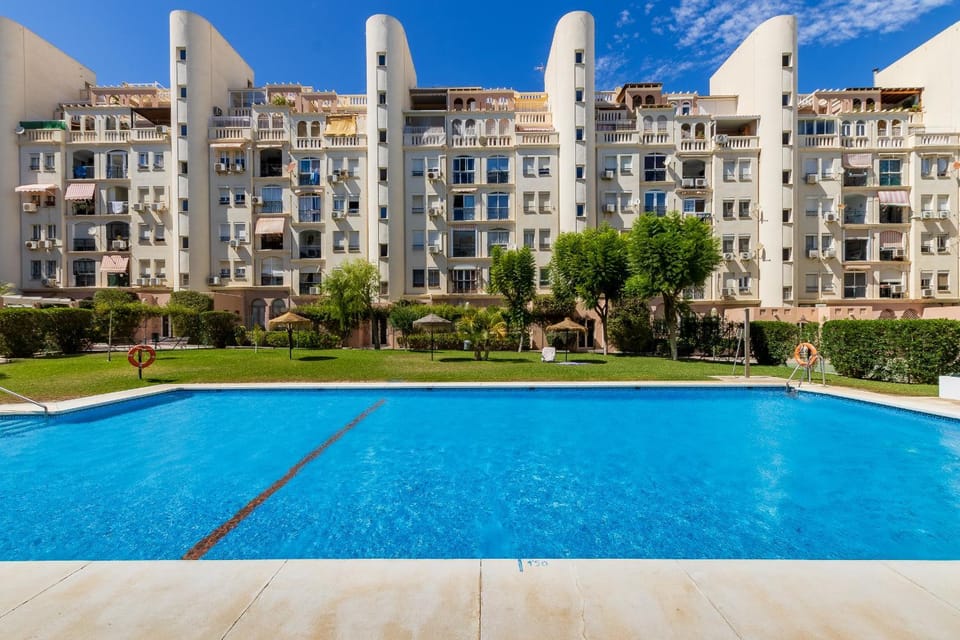 Amplio apartamento con piscina y parking en Torremolinos Apartment in Torremolinos