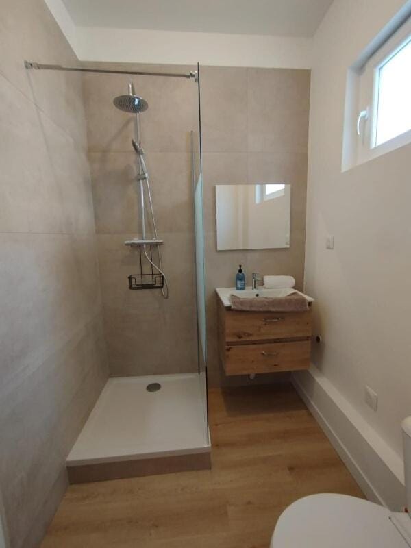 Shower, Toilet