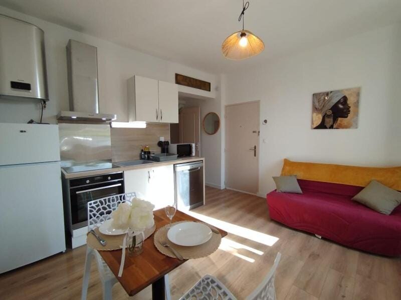 Kitchen or kitchenette, Living room, dishwasher, oven, stove