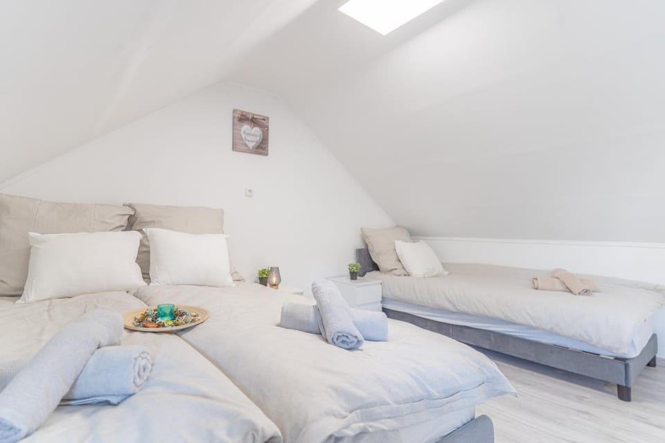 Bed, Photo of the whole room, Bedroom, towels