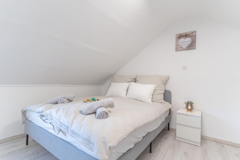 Bed, Photo of the whole room, Bedroom, towels