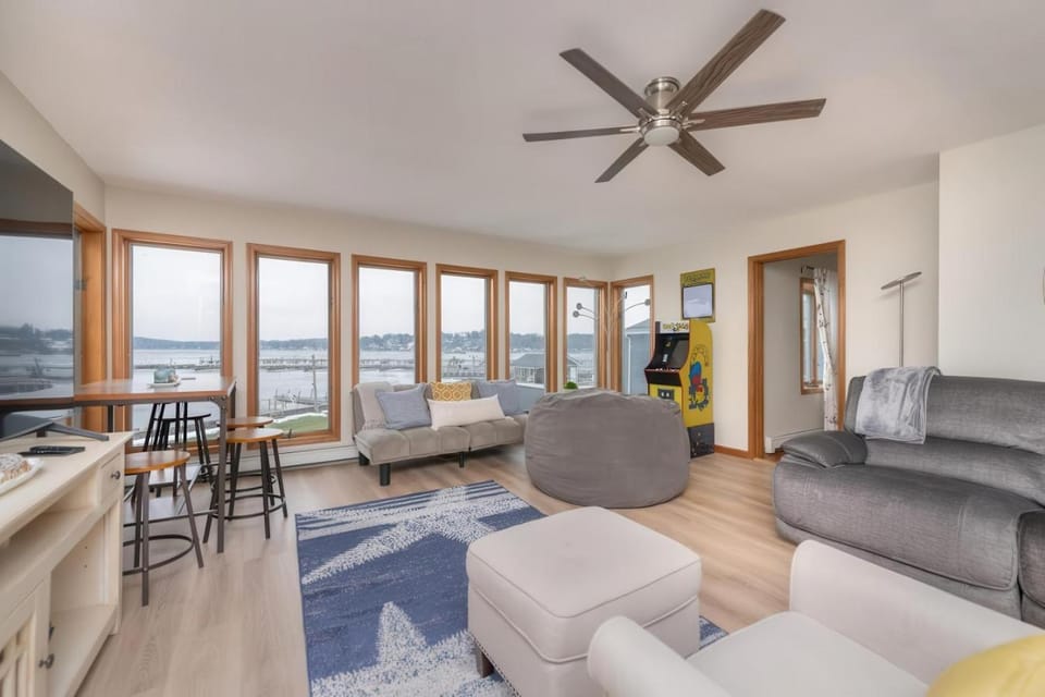 Waterfront Sodus Gem, Dock Game Loft Bay View House in Sodus Point