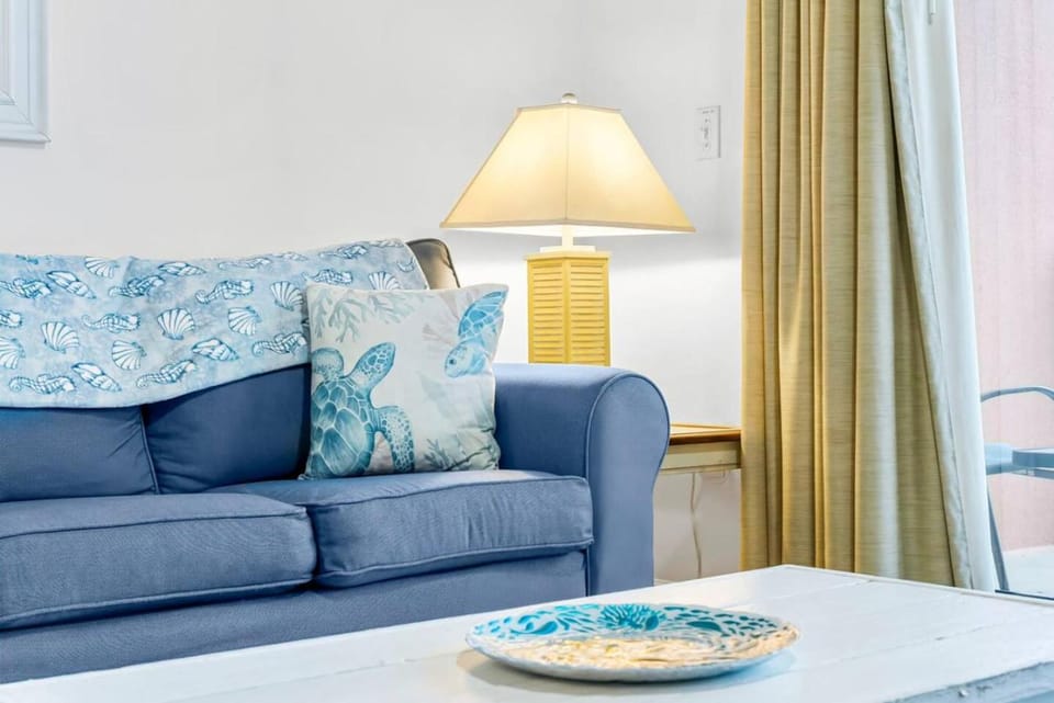 Beachfront, Ocean Views, Sleeps 6 , Hot tub House in Panama City Beach