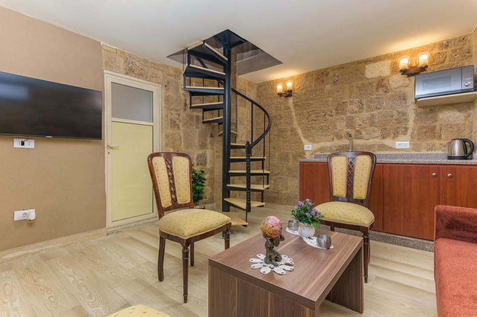 Kitchen or kitchenette, Living room, Seating area, minibar