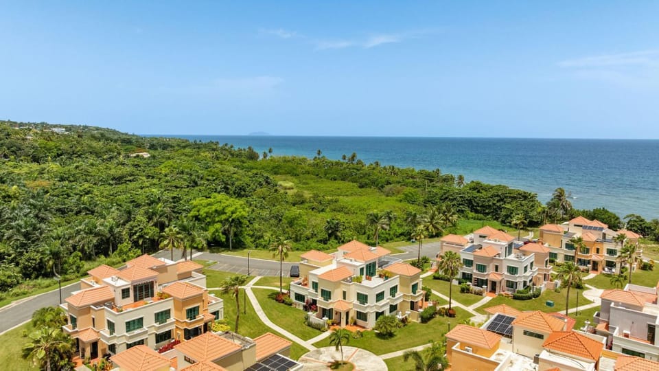Beachfront Surf House-Family Fun, Pool and Solar House in Rincón