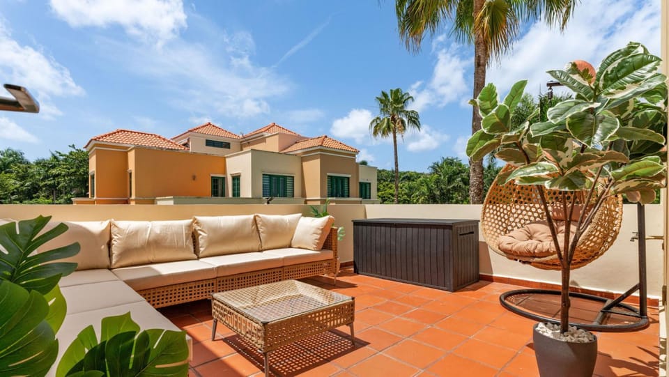 Beachfront Surf House-Family Fun, Pool and Solar House in Rincón