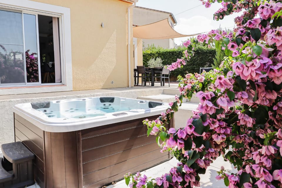Patio, Garden, Hot Tub, Dining area, Garden view