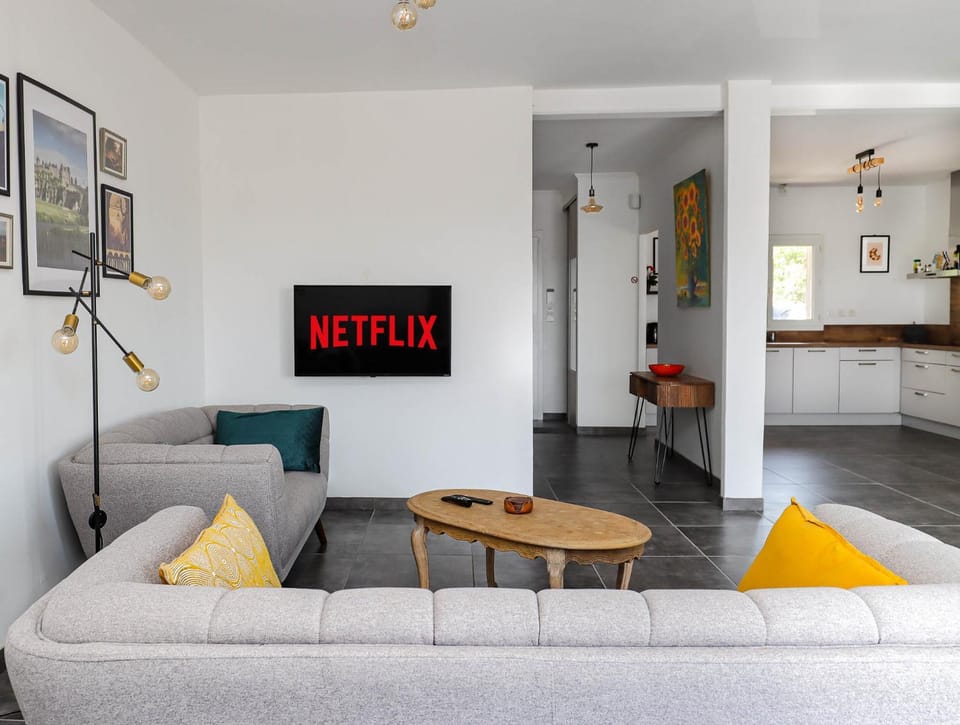 TV and multimedia, Living room, Seating area, stove, kitchen