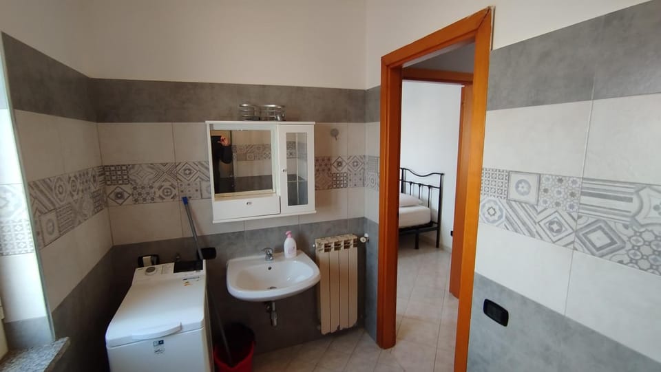 Toilet, Bathroom, towels