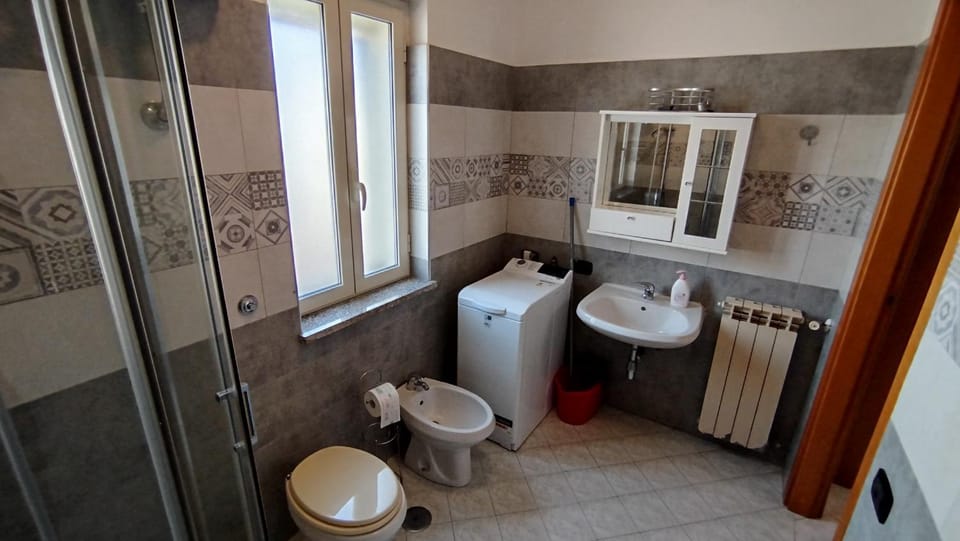 Shower, Toilet, Bathroom, bidet, towels