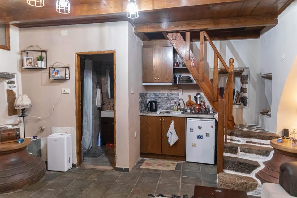 Coffee/tea facilities, Kitchen or kitchenette, Dining area, oven, stove, toaster