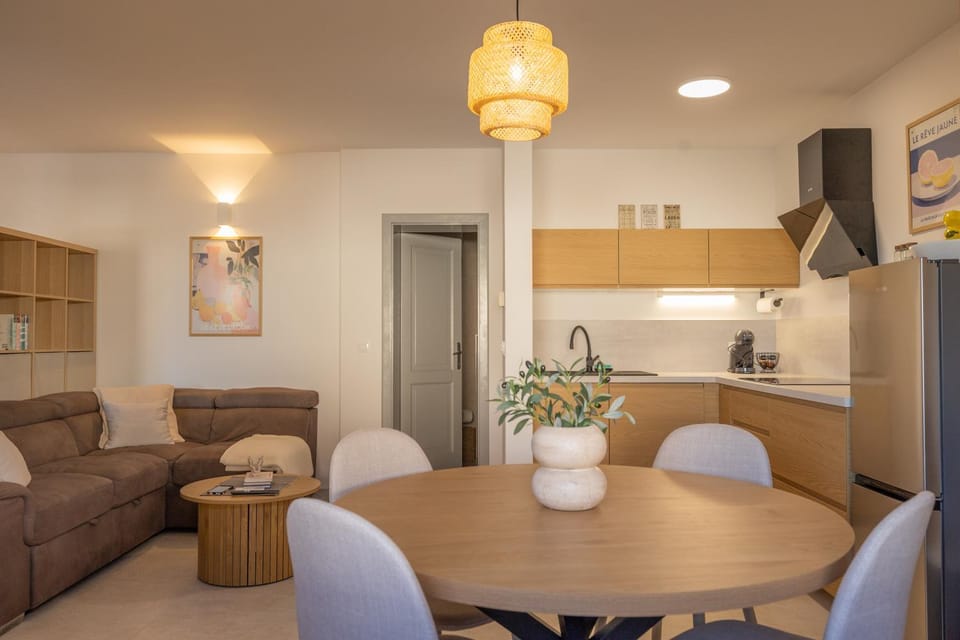 Kitchen or kitchenette, Living room, Dining area