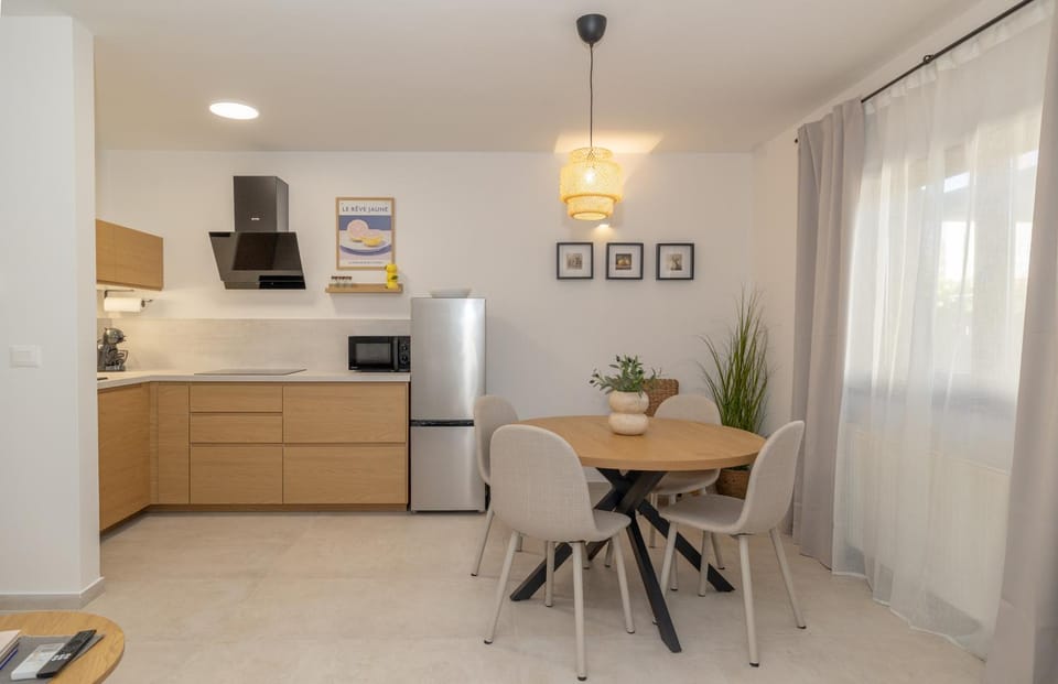 Kitchen or kitchenette, Dining area