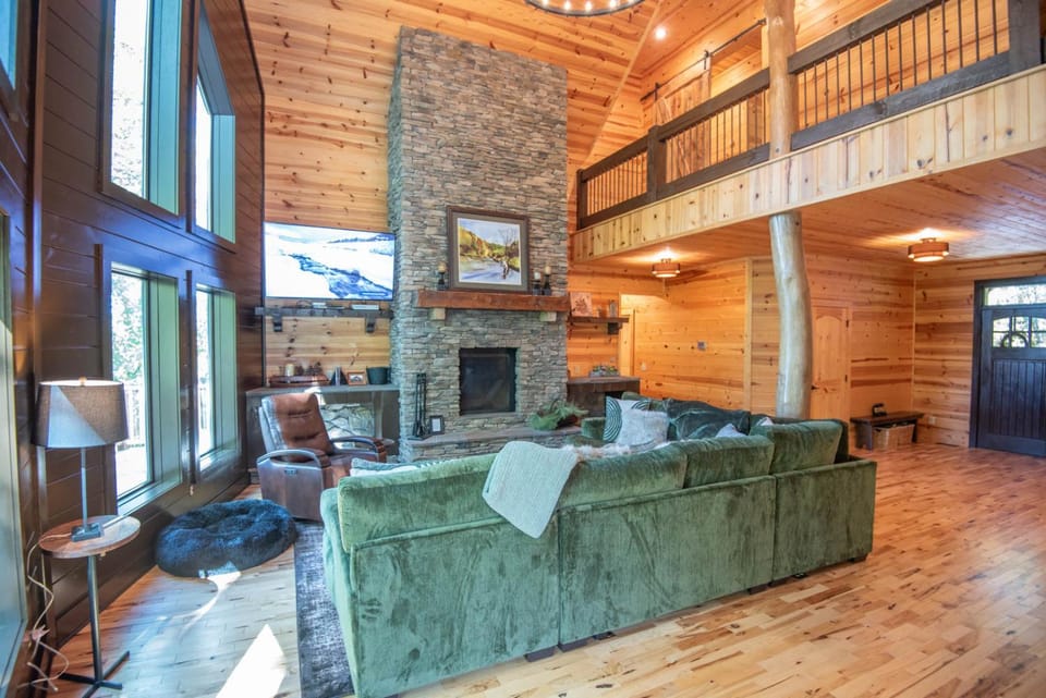 Our Place to Paws 4 Bd Lux Blue Ridge Mnt Cabin Cabin in Ashe County