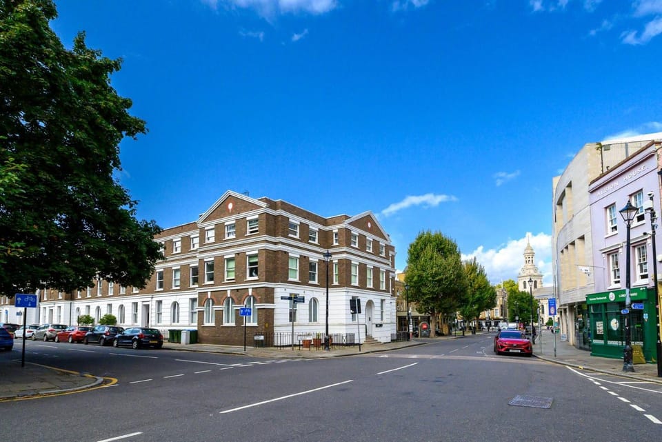 Property building, Neighbourhood, Location