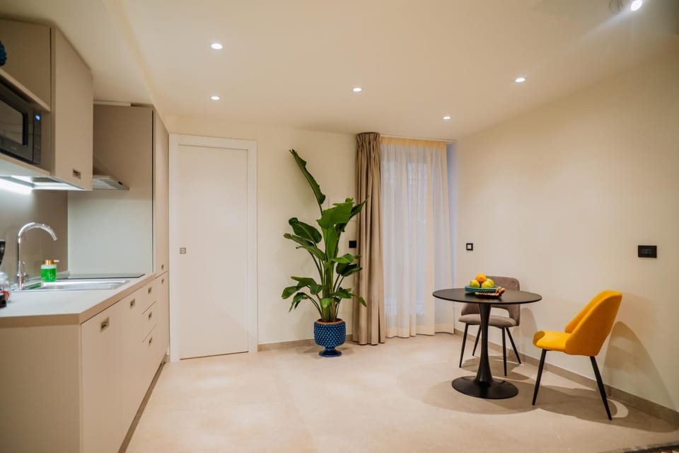 Kitchen or kitchenette, Dining area
