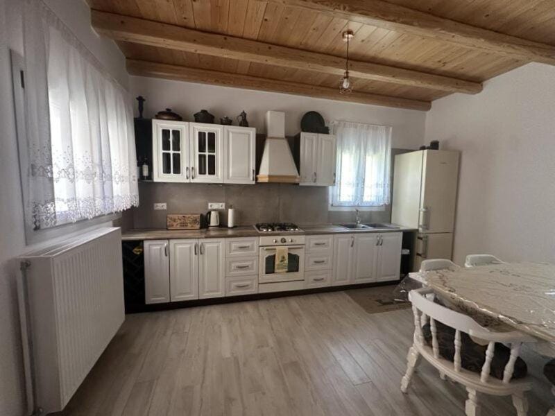 Coffee/tea facilities, Kitchen or kitchenette, Dining area, dishwasher, minibar, stove