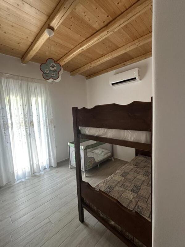 Bedroom, bunk bed