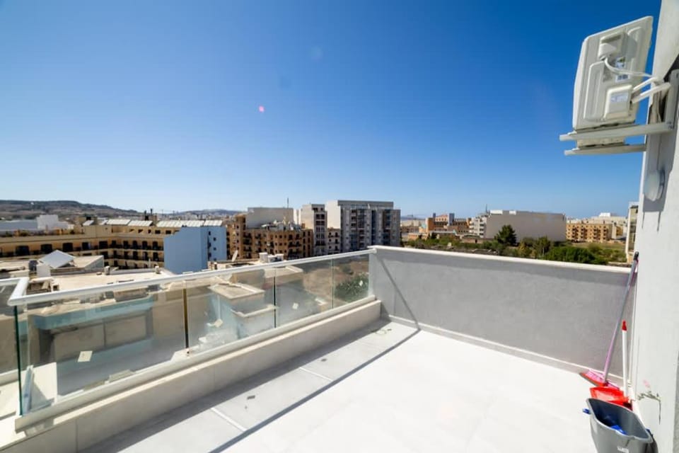 Bright Penthouse with Terrace - by HostMT Apartment in Saint Paul's Bay