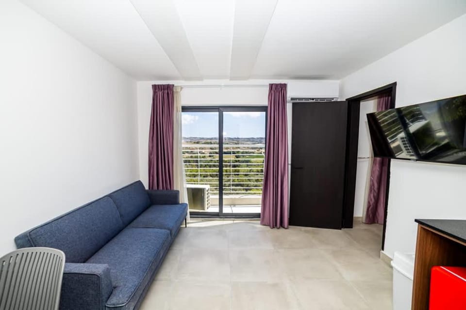 Peaceful 1-Bedroom Apartment Stunning Views - by HostMT Apartment in Saint Paul's Bay