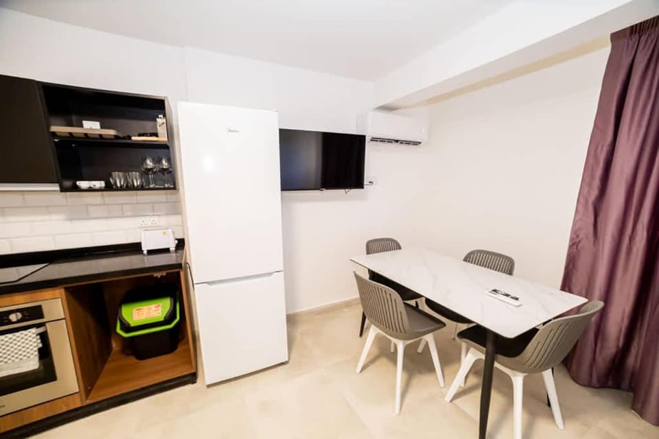 Spacious Studio with 3 Single Beds - by HostMT Apartment in Saint Paul's Bay