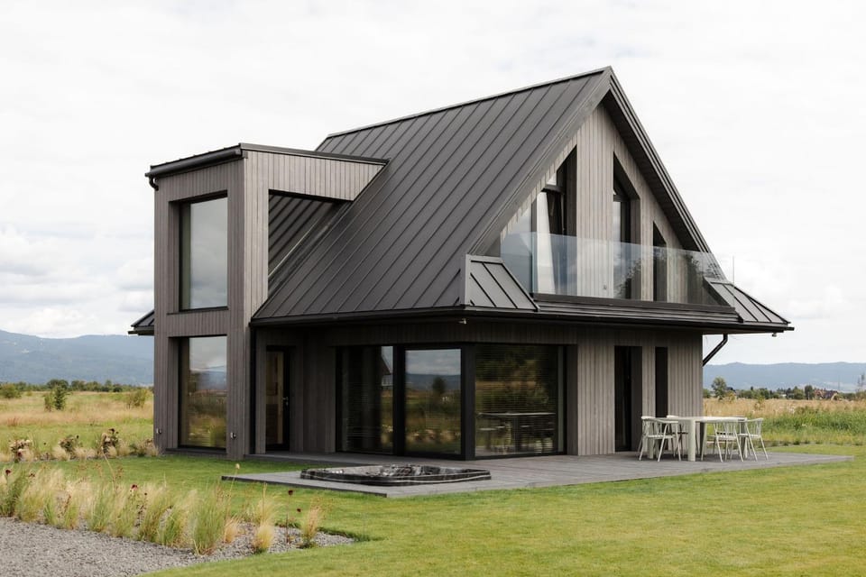 Property building, Day, Natural landscape, Garden, Hot Tub, Balcony/Terrace, Balcony/Terrace, Garden view