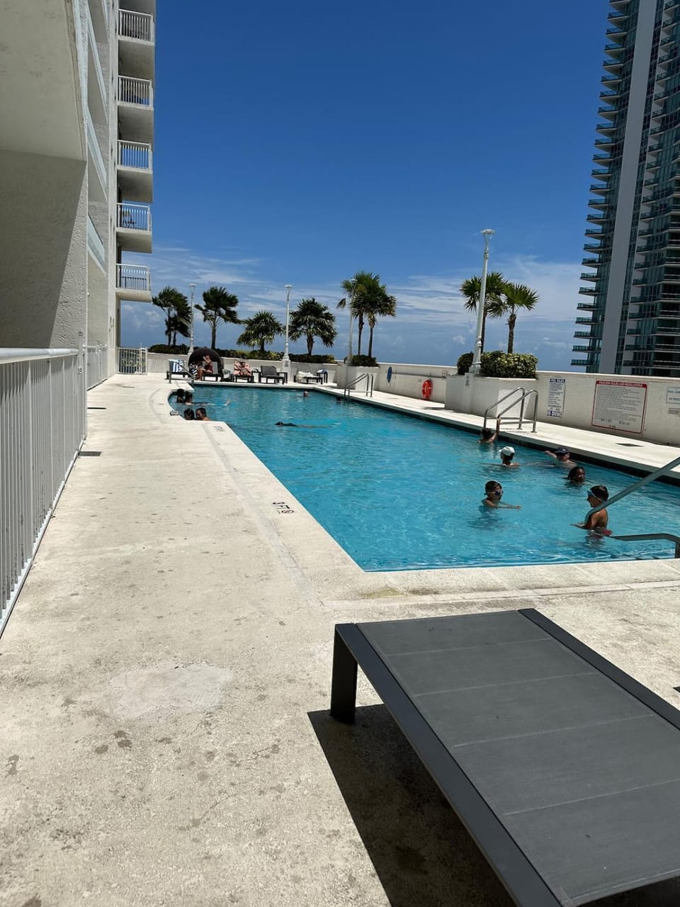 Stunning view from 42nd floor, Brickell-Miami financial district free self-parking spot, sleeps 4 Apartment in Brickell