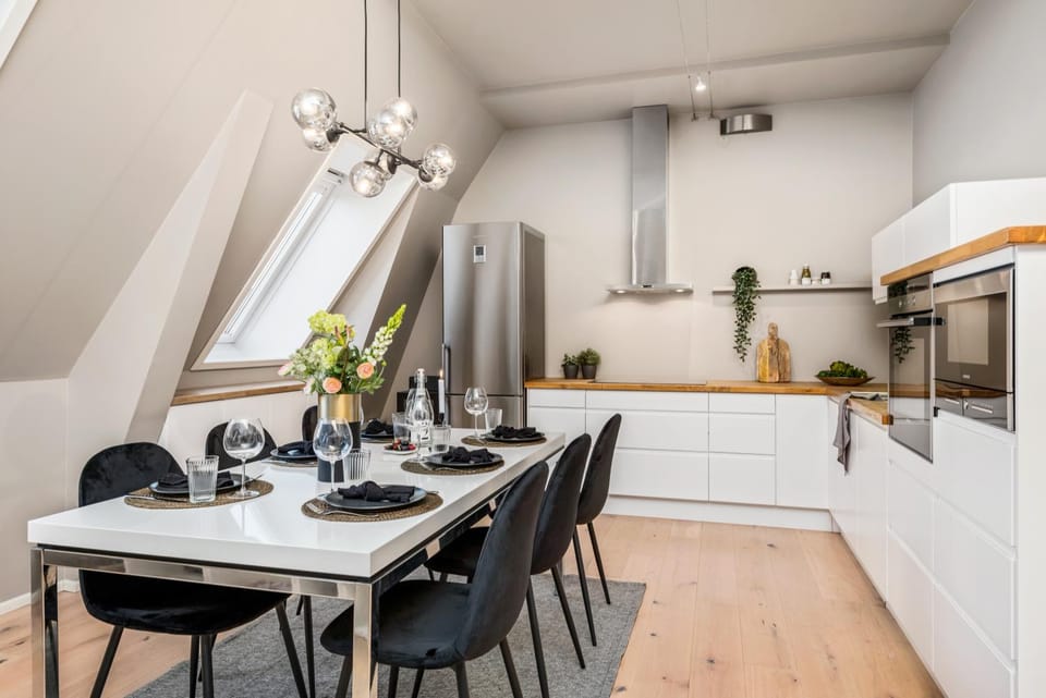 Kitchen or kitchenette, Dining area, stove