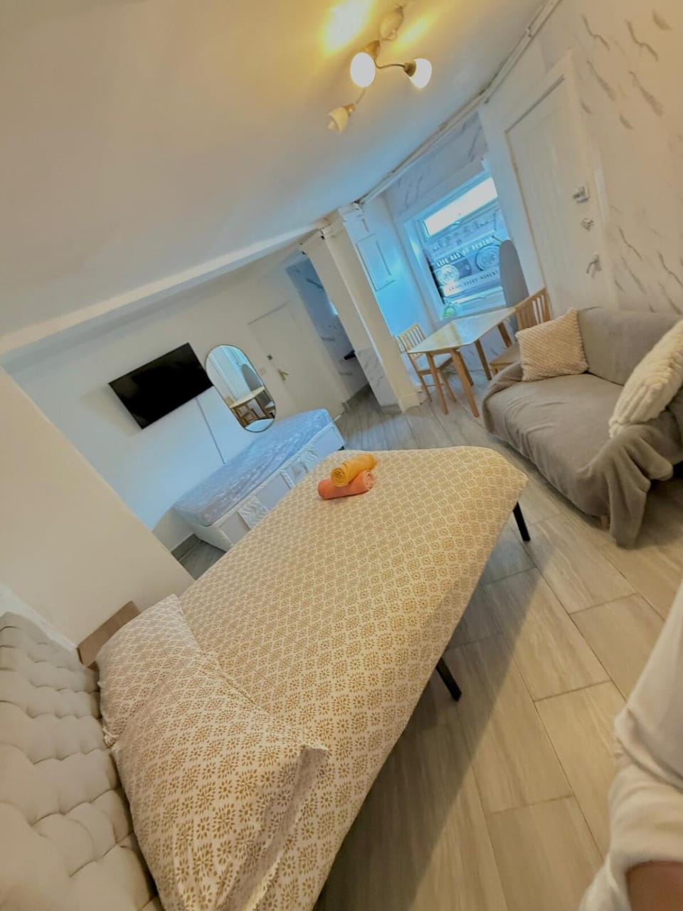 Bed, TV and multimedia, Photo of the whole room, Seating area, Bedroom