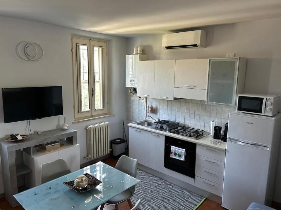 TV and multimedia, Kitchen or kitchenette, Dining area, oven, stove