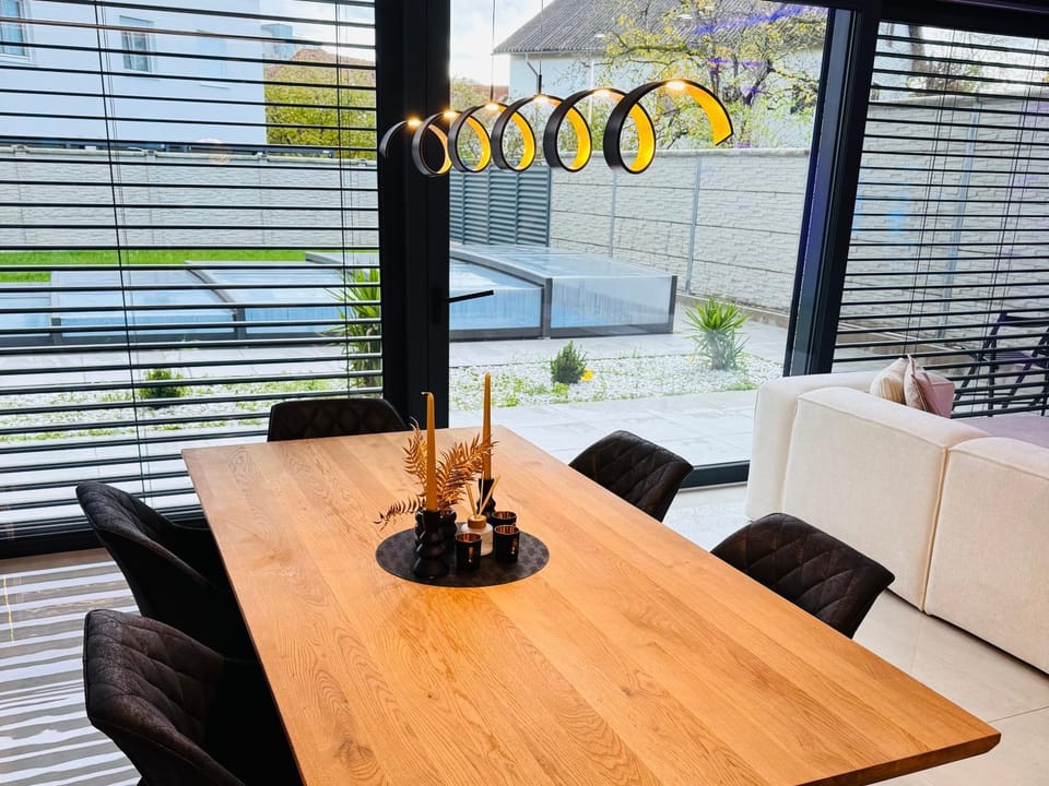 Design-Villa mit beheiztem Pool & stimmungsvoller Beleuchtung Villa in Linz